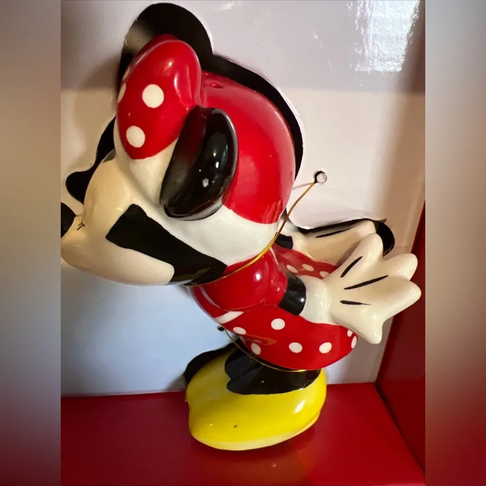 Disney Salt and Pepper Shakers Mickey and Minnie Mouse Kissing Christmas New - Picture 3 of 8